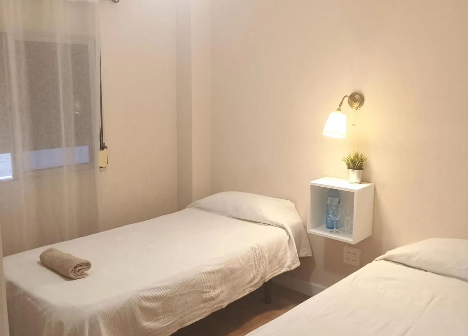Homestay Habitaciones En Apartamento Compartido Delicias Room Cerca Del Mar, Aeropuerto, Ave Y Metro Malaga